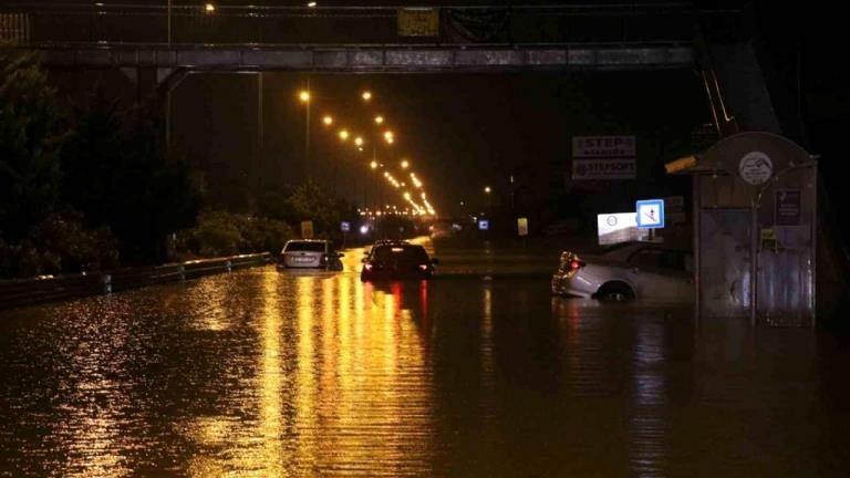 Hatay’da Sağanak Yağış: Caddeler Göle Döndü, Araçlar Mahsur Kaldı