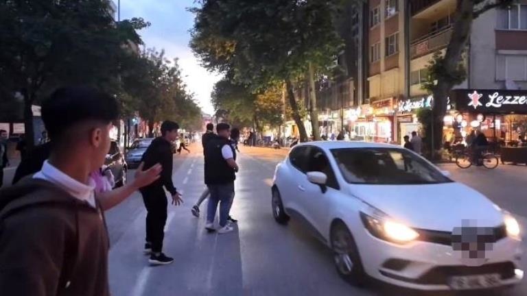 İnegöl’de sokaklar karıştı Fenerbahçe taraftarları Galatasaraylılara taş ve havai fişek attı