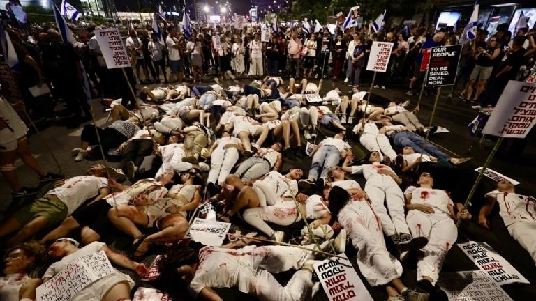 İsrailliler, İsrailli Esirlerin Geri Getirilmesi ve Netanyahu Hükümetinin İstifası İçin Gösteri Düzenledi
