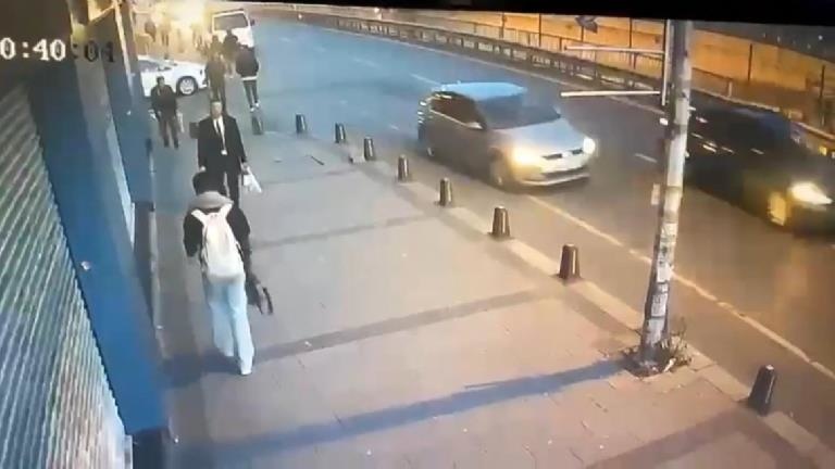 Sahte polisler korsan taksiciyi “Aracını bağlarız“ tehdidiyle dolandırdı