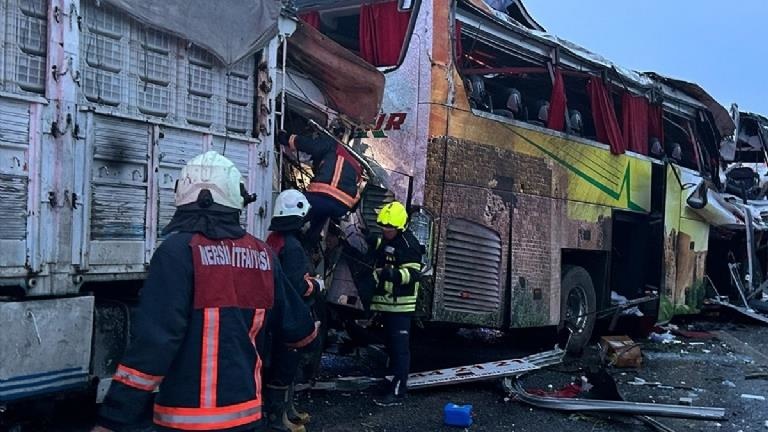Mersin’de katliam gibi trafik kazası: 10 kişi öldü, 39 kişi yaralandı