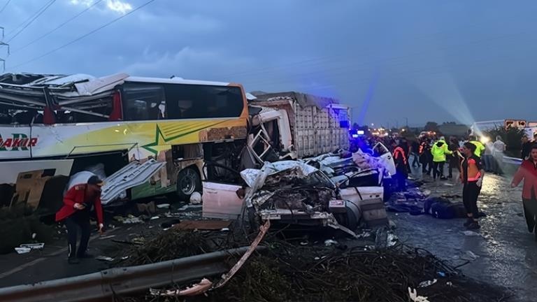 Mersin'de zincirleme trafik kazasında 10 kişi öldü, otobüs sürücüsü tutuklandı