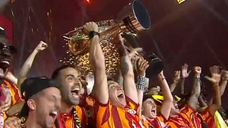 Galatasaray, 2023-2024 sezonunu şampiyon tamamlayarak kupasını kaldırdı