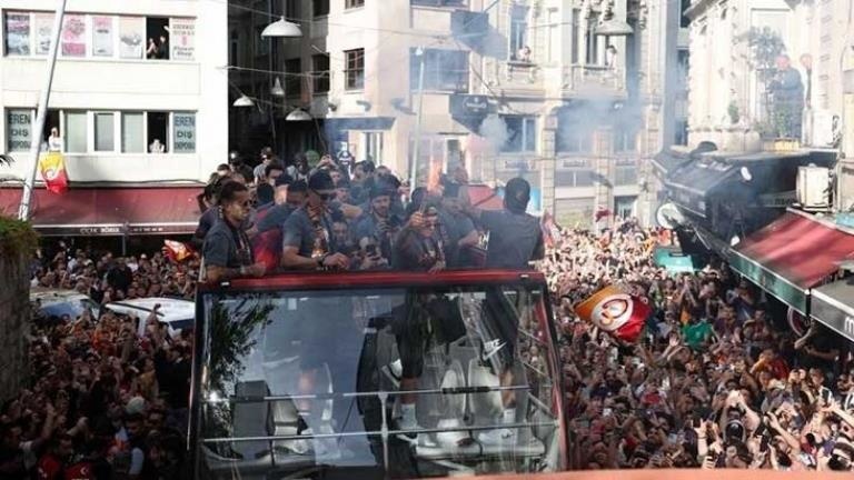 Galatasaray’ın şampiyonluk kutlamaları başladı İstanbul’da sokaklar sarı-kırmızı