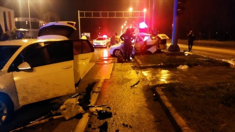 Erzurum’da korkunç kaza 3 kişi hayatını kaybetti, 1’i ağır 5 kişi yaralandı