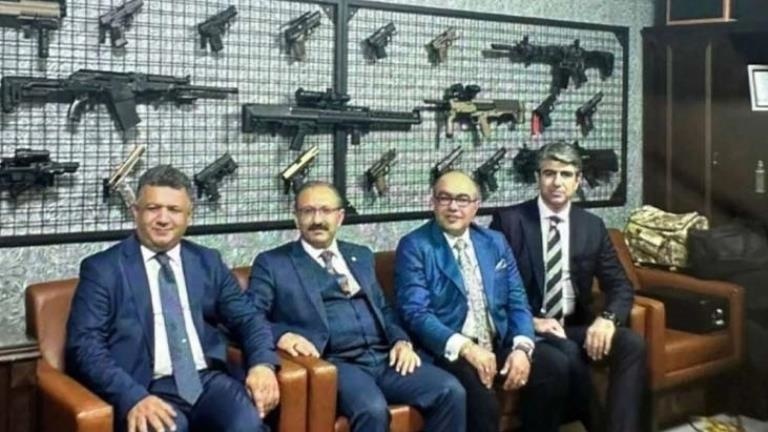 İzmir Adli Yargı İlk Derece Mahkemesi Adalet Komisyonu Başkanı’nın silah koleksiyonu ortaya çıktı
