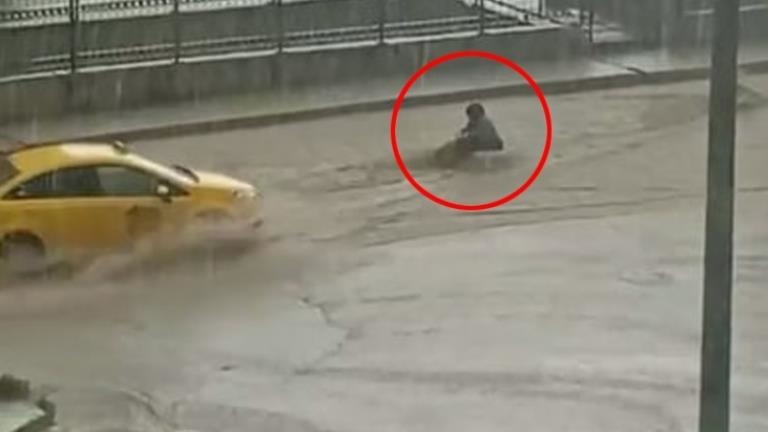 Amasya’da sele kapılan kadını taksici kurtardı