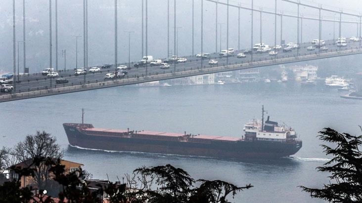 İstanbul Boğazı, gemi arızası nedeniyle çift yönlü olarak trafiğe kapatıldı
