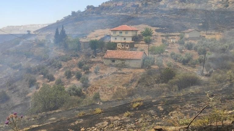 Alevler evlere kadar ulaştı Manisa’da orman yangını saatlerdir söndürülemiyor