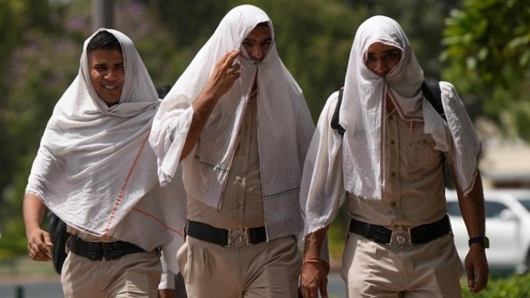 Hindistan’da aşırı sıcaklar nedeniyle 33 seçim görevlisi hayatını kaybetti