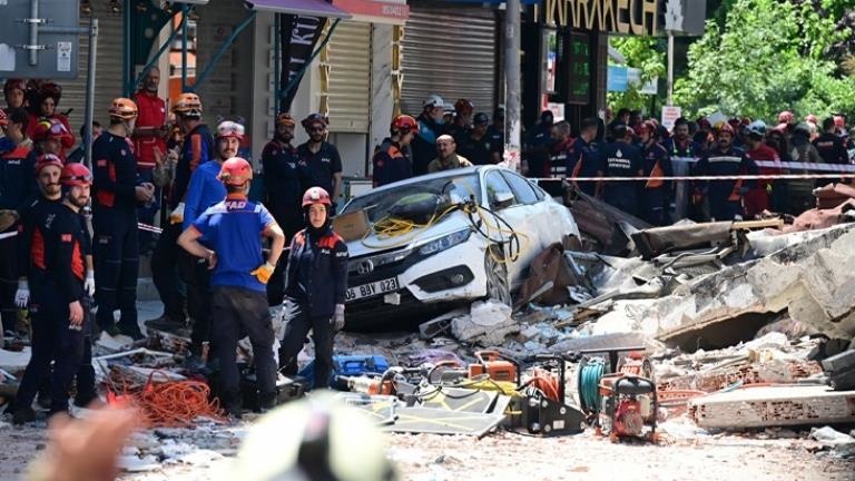 İstanbul Küçükçekmece'de çöken 3 katlı binanın sahibi gözaltına alındı