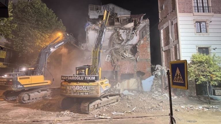 Küçükçekmece’de çöken binanın yanında bulunan 4 katlı bina yıkılıyor