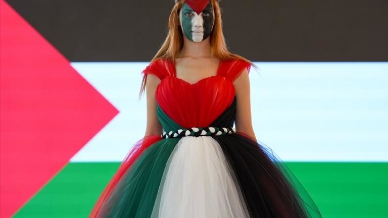 Diyarbakır’da İsrail saldırılarına tepki: Kanlı gelinlik ve Filistin bayrağı renklerinde kıyafet tasarlandı