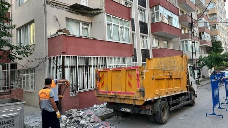İstanbul’da korku dolu anlar 4 katlı binanın balkonu çöktü