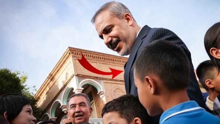 Bakan Fidan, Doğu Türkistan’ı ziyaretinde taktığı kravatla mesaj verdi