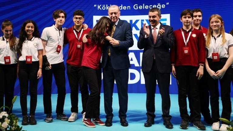 Cumhurbaşkanı Erdoğan'a sarılan öğrenci Nihal ve Bahar Candan'ın kardeşi çıktı