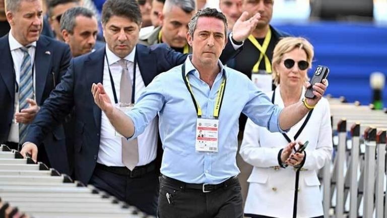 Seçimden zaferle ayrılan Fenerbahçe Başkanı Ali Koç açıklamalarda bulunuyor