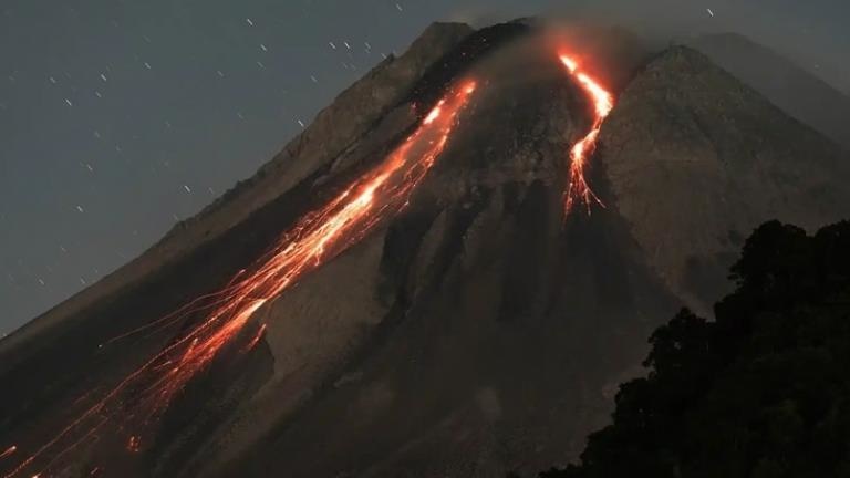 Endonezya’da yanardağ patlaması 800 metre yüksekliğe kül püskürttü, bölge halkı panikte