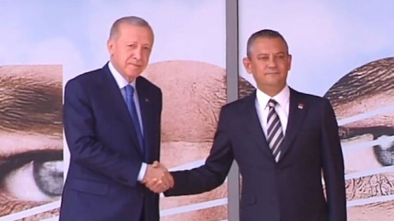 Cumhurbaşkanı Erdoğan, 18 yıl aradan sonra CHP Genel Merkezi'nde! Özgür Özel kapıda karşıladı