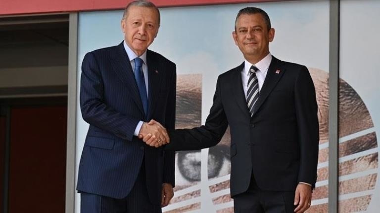 Cumhurbaşkanı Erdoğan, 18 yıl aradan sonra CHP Genel Merkezi'nde! Özgür Özel kapıda karşıladı
