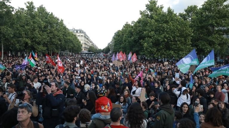 Aşırı sağın seçim zaferi Fransa’yı karıştırdı Sokağa inen yüzlerce kişi Macron’a tepki gösterdi