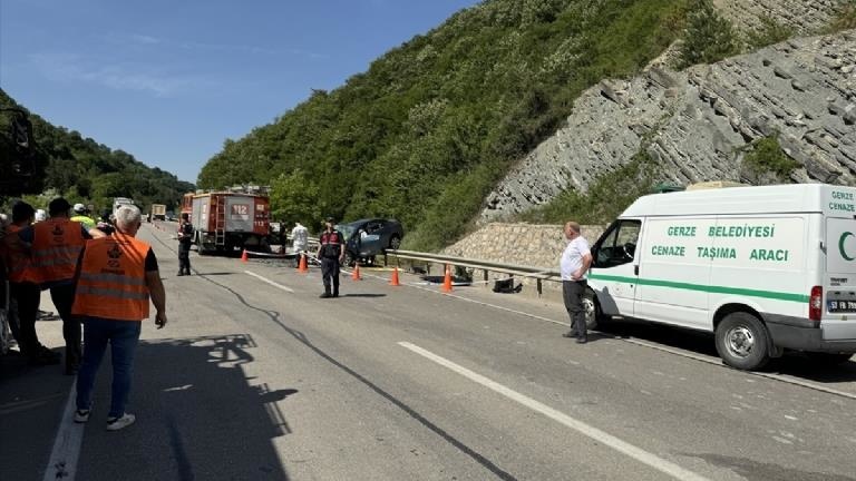 Sinop'ta otomobil ile sağlık personeli aracının çarpışması sonucu 4 kişi öldü