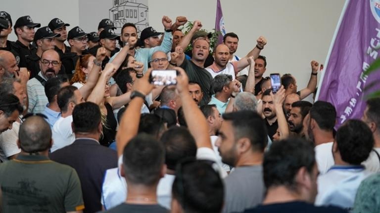 İzmir Büyükşehir Belediyesi’nde işçiler iş bıraktı, ortalık savaş alanına döndü