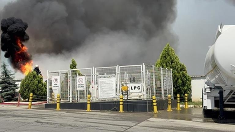 Benzin istasyonunun yanındaki palet fabrikasındaki yangın 2 saatte söndürüldü
