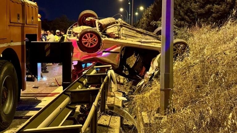 Kontrolden çıkan araç bariyere çarpıp devrildi Korkunç kazada 3 kişi hayatını kaybetti