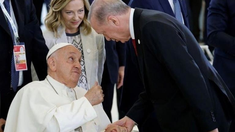 Cumhurbaşkanı Erdoğan, G7 Zirvesi’nde Papa Franciscus sohbet etti