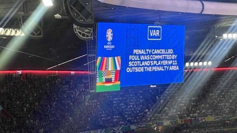 EURO 2024'te VAR kararları stadyum ekranlarına yansıtıldı