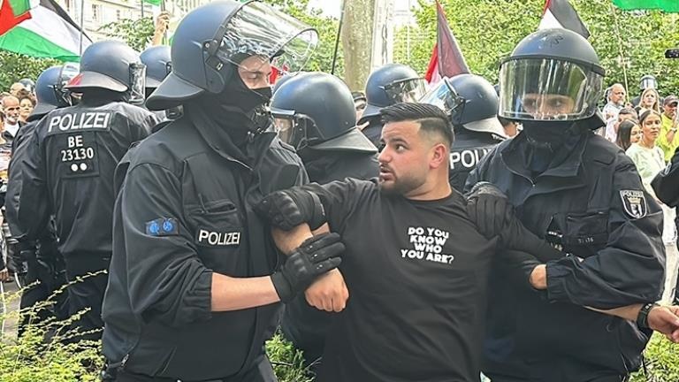 Almanya’da sokaklar alev alev Göstericilerle polis çatıştı: Çok sayıda gözaltı var