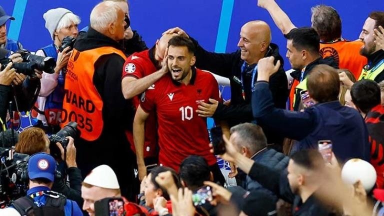 Turnuva tarihine geçen gol Arnavutluk, İtalya’yı 23. saniyede avladı