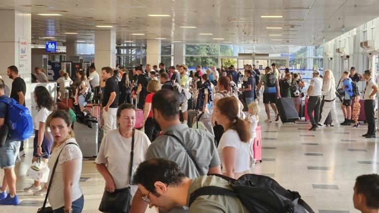 Antalya Havalimanı’nda 200 bin yolcuyla rekor kırıldı Dakikada 1 uçak iniş-kalkış yaptı