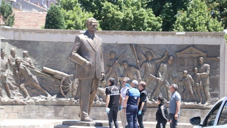 Bayram günü infial yaratan olay Atatürk anıtına baltalarla saldırdılar
