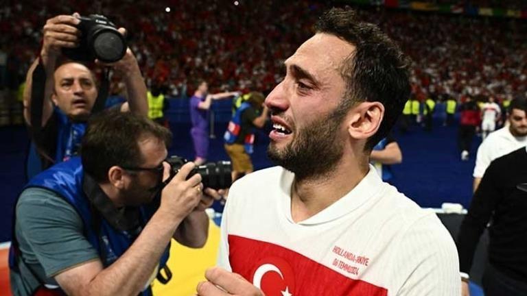 A Milli Takımımızın kaptanı Hakan Çalhanoğlu, Hollanda'ya elendikten sonra gözyaşlarına boğuldu