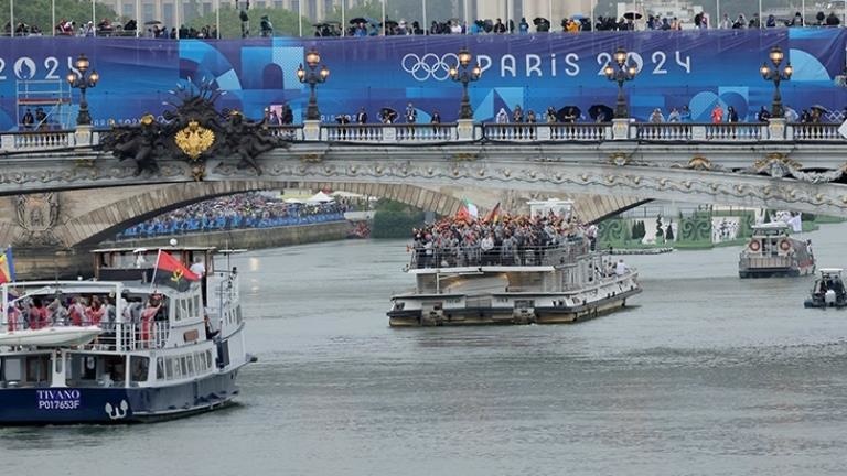 Fransa’da tarihi anlar 2024 Olimpiyat Oyunları’nın açılışı Sen Nehri’nde gerçekleştirildi